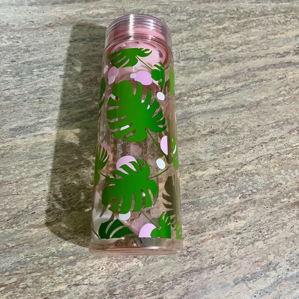 NWOT Fabfitfun plastic bottle with fruit diffuser